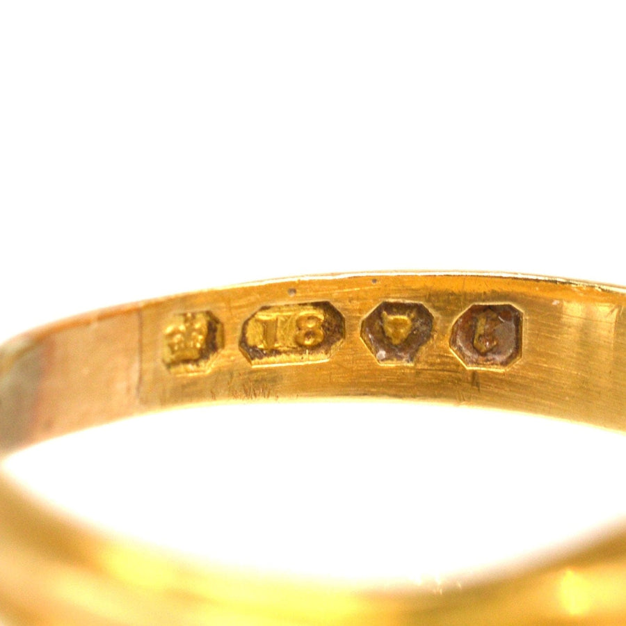 Nahaufnahme der 18-karätigen Goldpunze auf dem viktorianischen Siegelring, die seine exquisite Handwerkskunst und Authentizität unterstreicht.