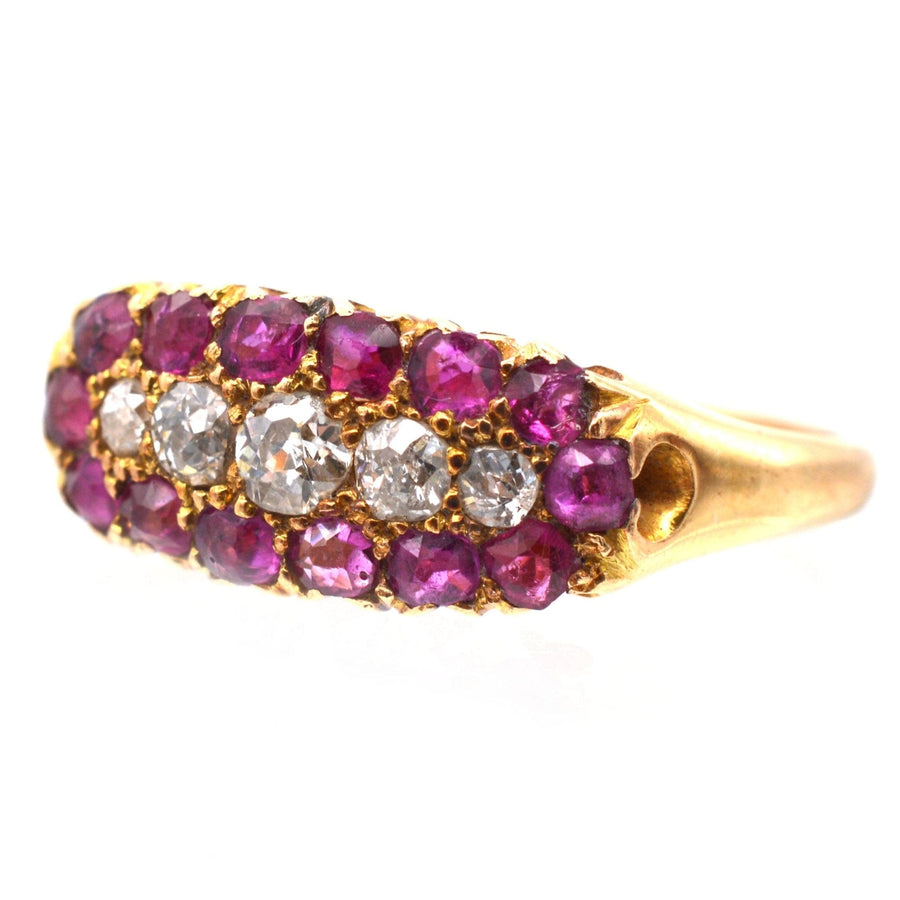 Viktorianischer Ring aus 18 Karat Gold in Form eines Bootes mit fünf Diamanten und einem Rubincluster, perfekt für Verlobungen oder Geschenke.