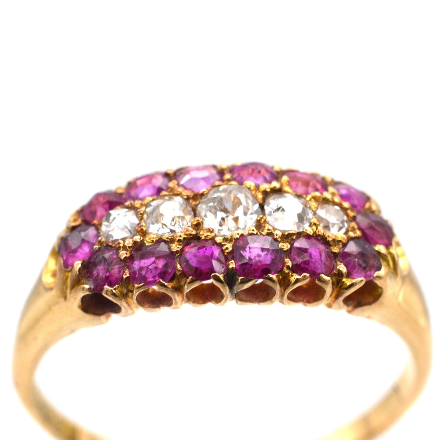 Viktorianischer Ring in Bootsform aus 18 Karat Gold mit fünf Diamanten und Rubinen, ideal als Verlobungsring.