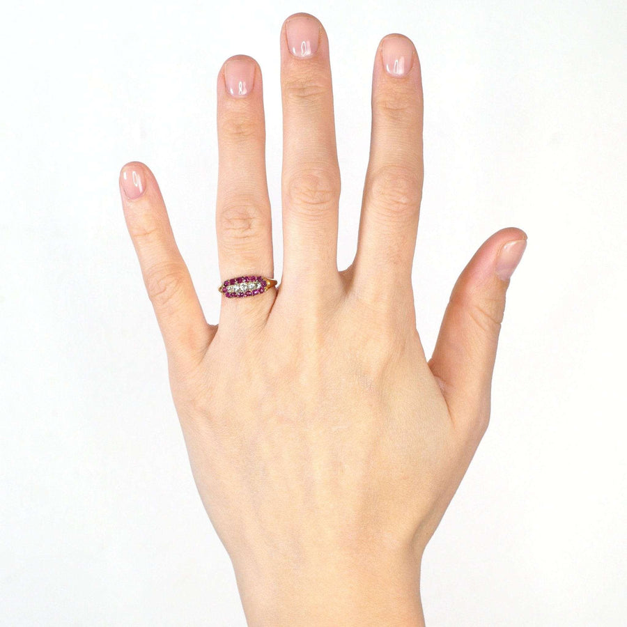 Viktorianische 18ct Gold fünf Stein Diamant und Rubin-Cluster-Ring an der Hand getragen, ideal für die Verlobung oder besonderes Geschenk.