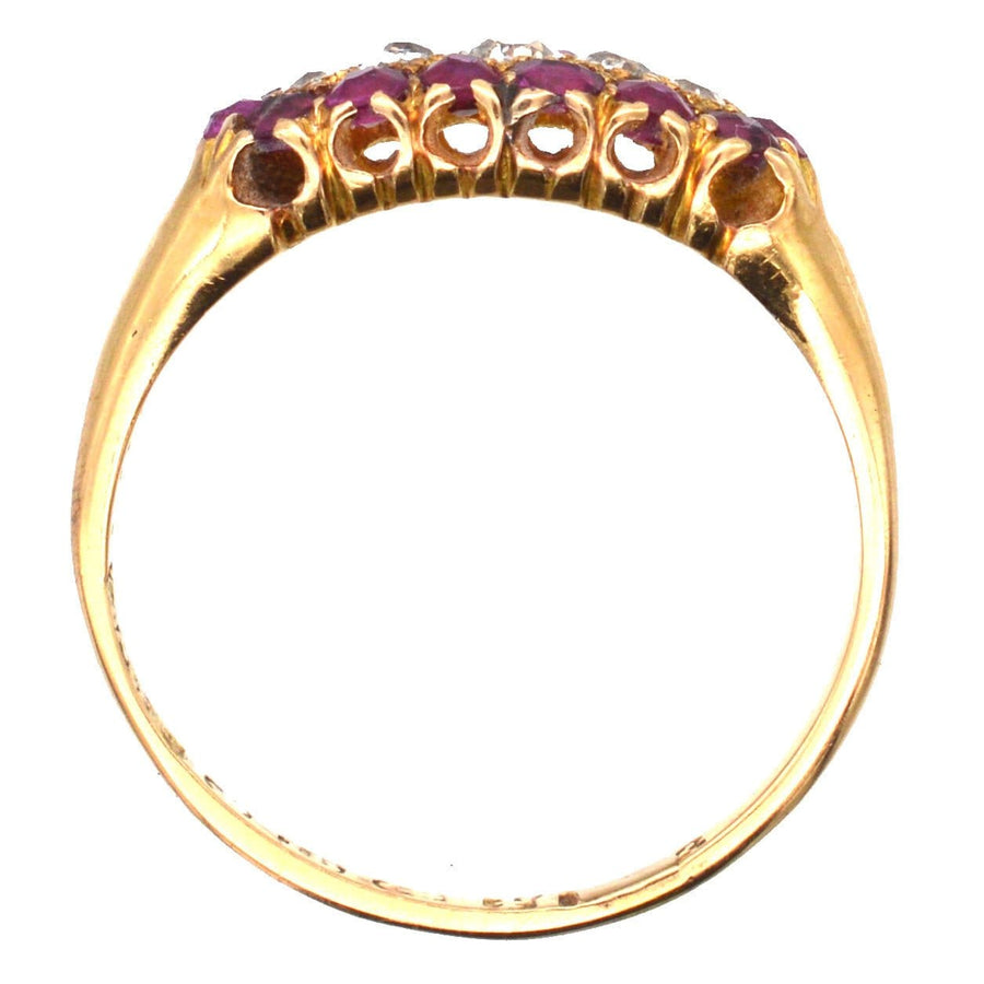 Viktorianischer Diamant- und Rubinring aus 18 Karat Gold mit fünf Rubinen und Diamanten in einem einzigartigen bootsförmigen Design.