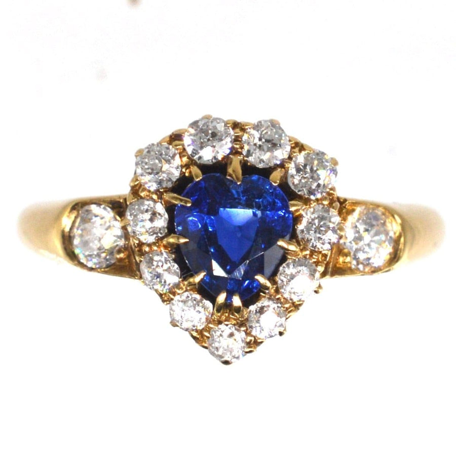 Viktorianischer 18-karätiger Goldring mit herzförmigem Saphir und Diamantcluster mit atemberaubender blauer Mitte und funkelnden Diamanten in der Umgebung.