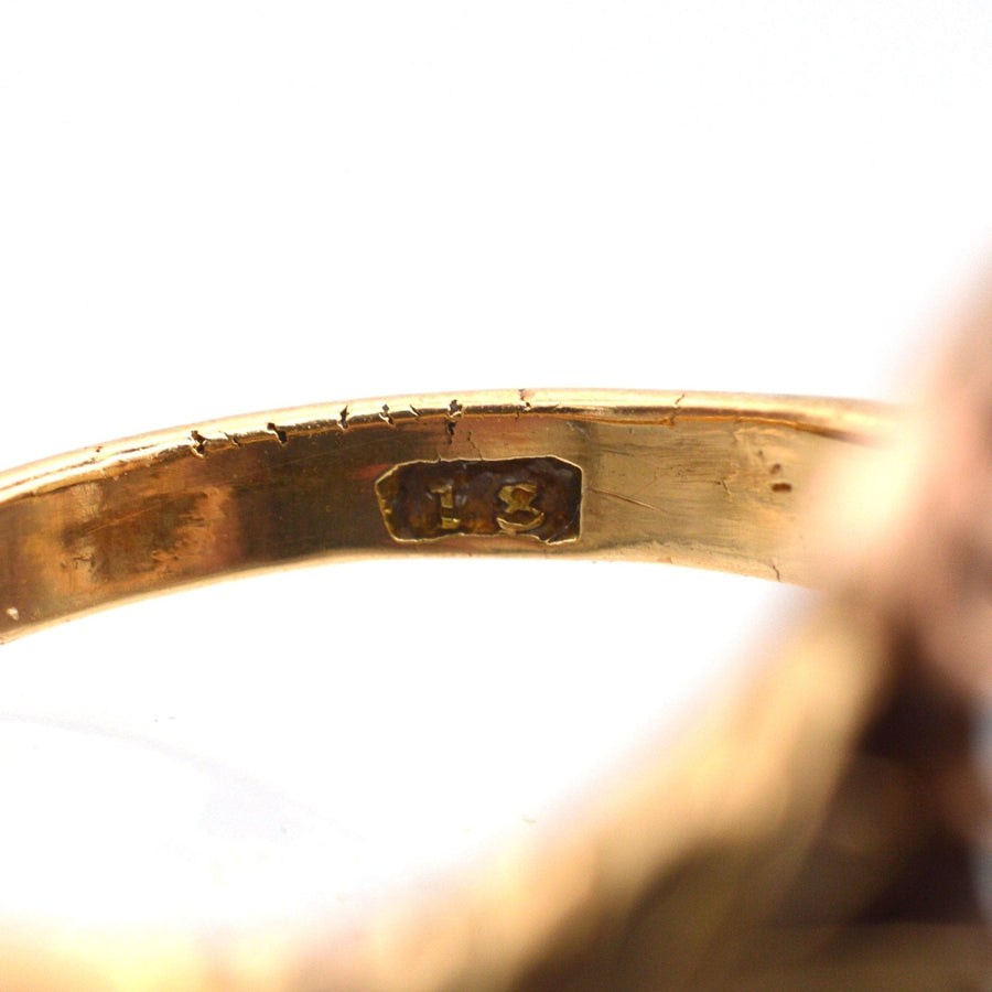 Nahaufnahme eines viktorianischen Goldrings mit innerer Punzierung, die auf Echtheit und Alter hinweist.