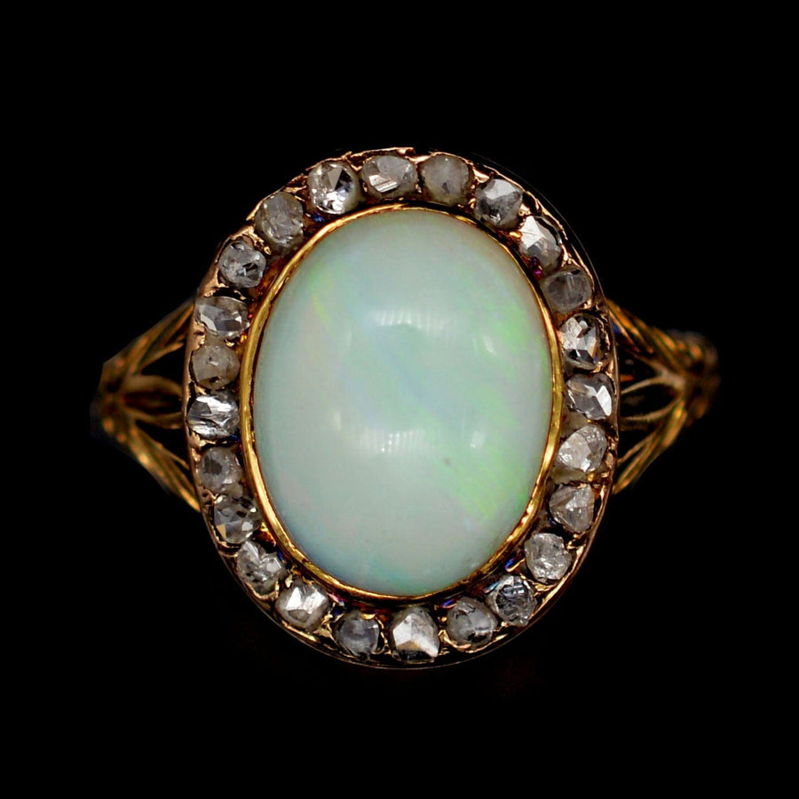 Viktorianischer Ring aus 18-karätigem Gold mit einem milchig-grünen Opal und einem rosafarbenen Diamantencluster, elegantes Design aus den 1860er Jahren.