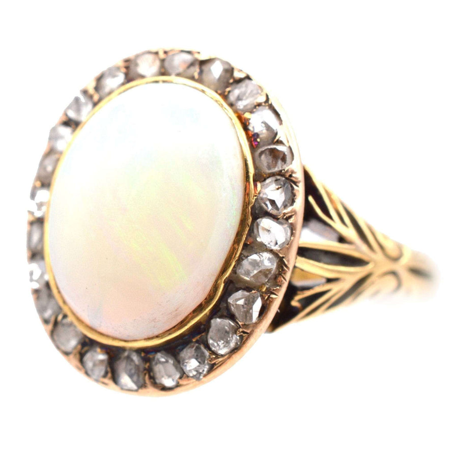 Viktorianischer Ring aus 18-karätigem Gold mit einem milchig-grünen Opal und einem rosafarbenen Diamantcluster, eleganter Schmuck aus den 1860er Jahren.