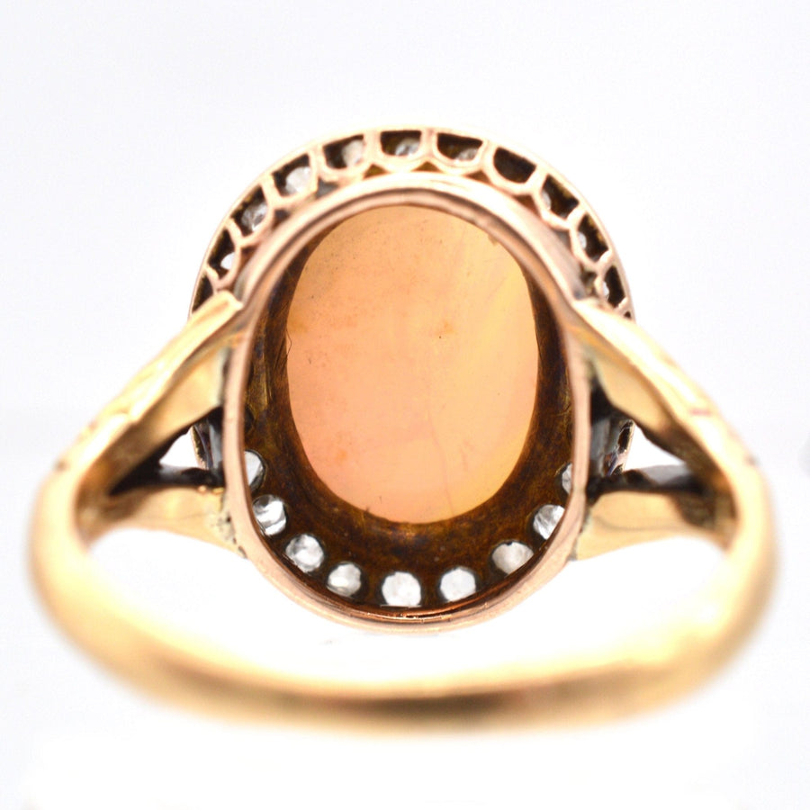 Goldring im Vintage-Stil mit einem ovalen Granat in der Mitte und einem filigranen Bandmuster.