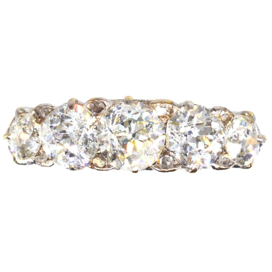 Viktorianischer 2,2-Karat-Diamant-Halbring mit fünf Steinen und funkelnden Diamanten, die einen funkelnden Effekt erzeugen.