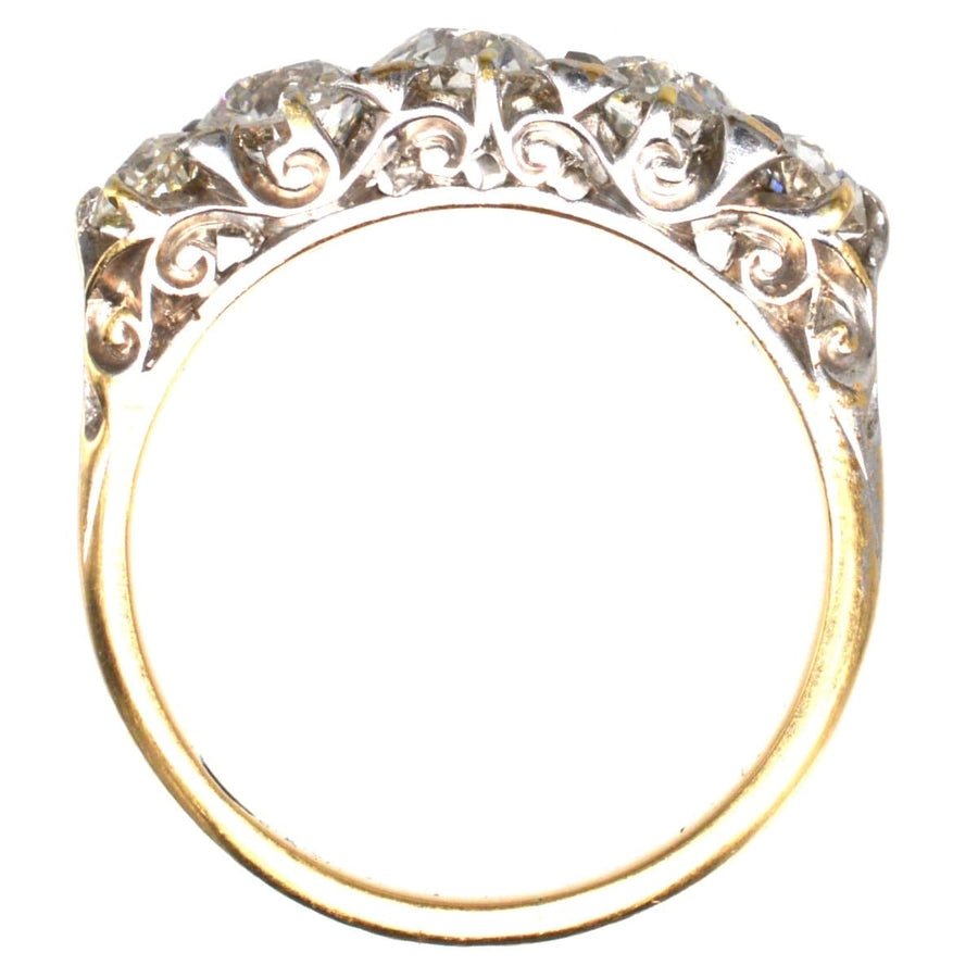 Viktorianischer 2,2-Karat-Diamantring mit fünf Steinen, der ein kompliziertes Design und funkelnde Diamanten aufweist.