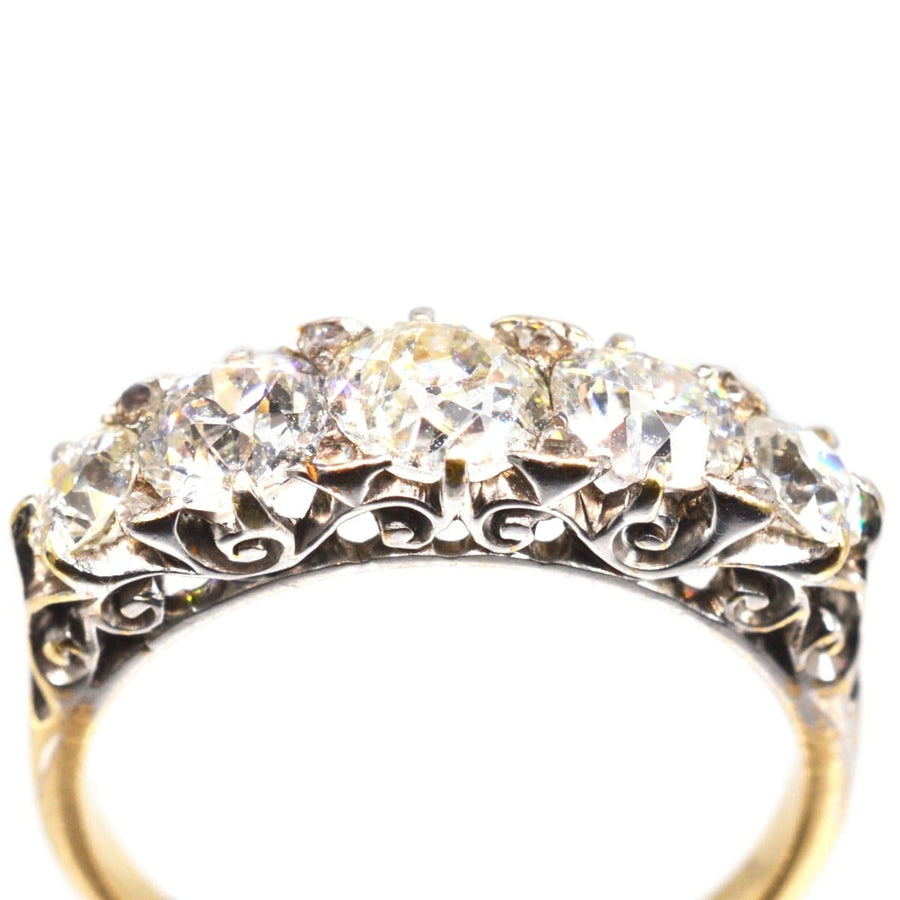 Viktorianischer 2,2-Karat-Diamantring mit fünf Steinen, der mit funkelnden Diamanten und einem komplizierten Design aufwartet.