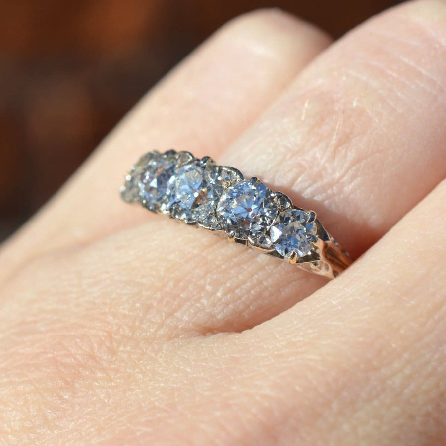 Viktorianischer 2,2-Karat-Diamantring mit fünf Steinen und funkelnden Diamanten, eingefasst in ein Goldband.