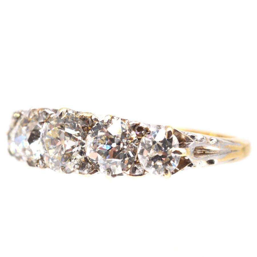 Viktorianischer 2,2-Karat-Fünf-Stein-Diamant-Ring mit fünf funkelnden Diamanten in einer eleganten Fassung.