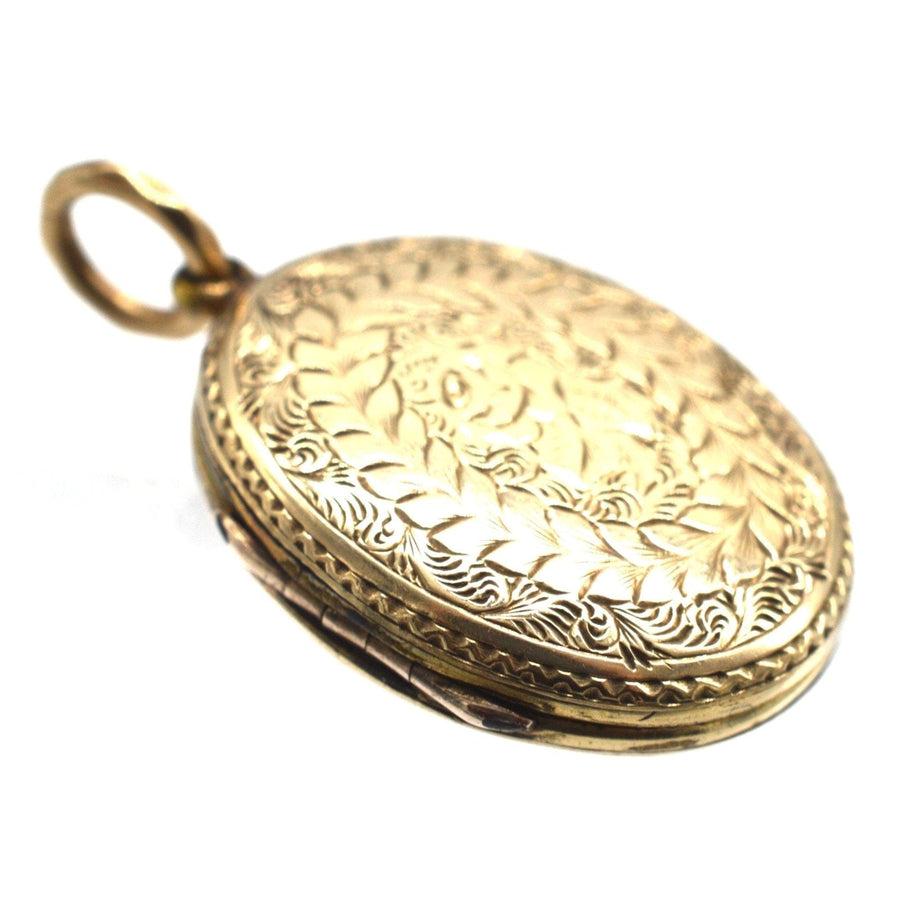 Viktorianisches Blumenmedaillon aus 9-karätigem Gold mit kompliziertem Rosendesign und einem Schild mit Efeu, ideal zum Aufbewahren wertvoller Erinnerungen.