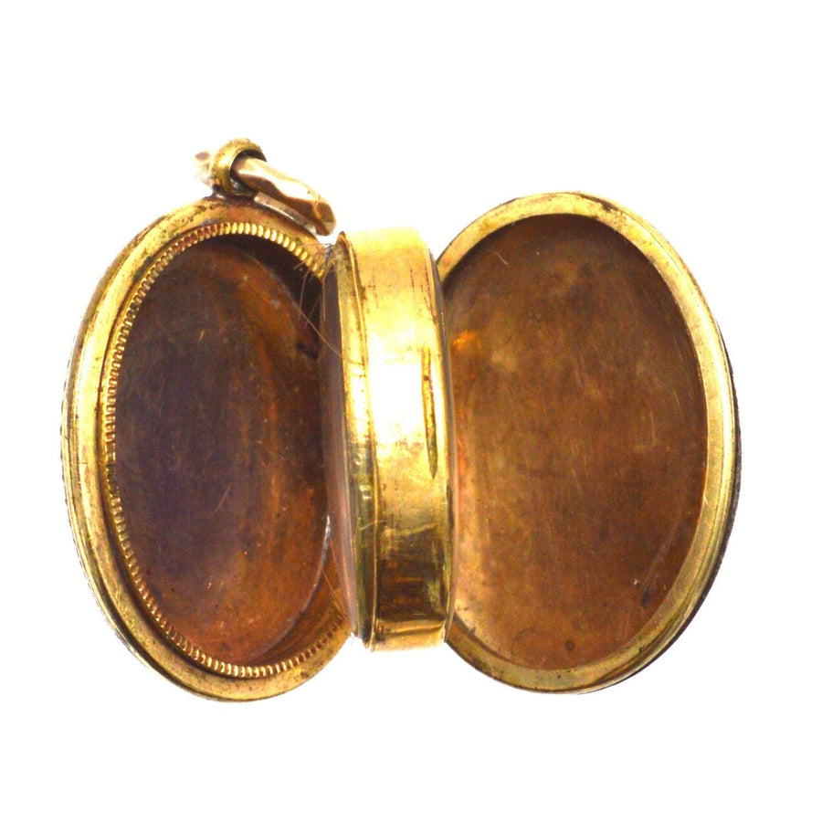 Innenansicht eines viktorianischen Blumenmedaillons aus 9-karätigem Gold mit zwei Fächern, das sich durch elegantes Design und Vintage-Charme auszeichnet.