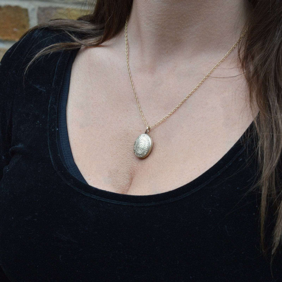 Viktorianische 9ct Gold floral Medaillon Halskette auf eine Frau getragen, zeigt seine elegante Design und Glanz.