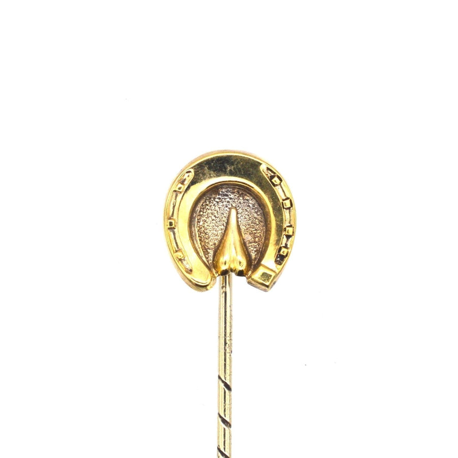 Viktorianische Krawattennadel aus 9-karätigem Gold mit Hufeisen als Glückssymbol, perfekt zur Aufwertung jeder Seidenkrawatte.