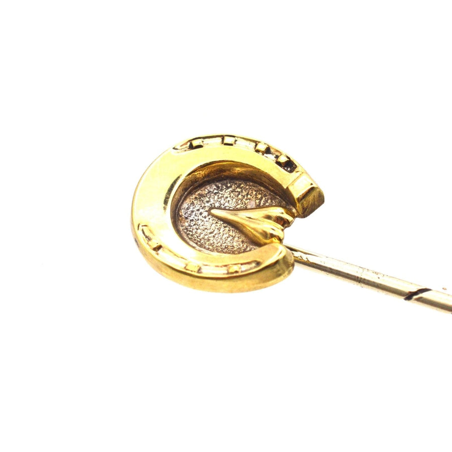 Viktorianische Krawattennadel aus 9-karätigem Gold mit Hufeisen als Glückssymbol, ideal für eine stilvolle Seidenkrawatte.