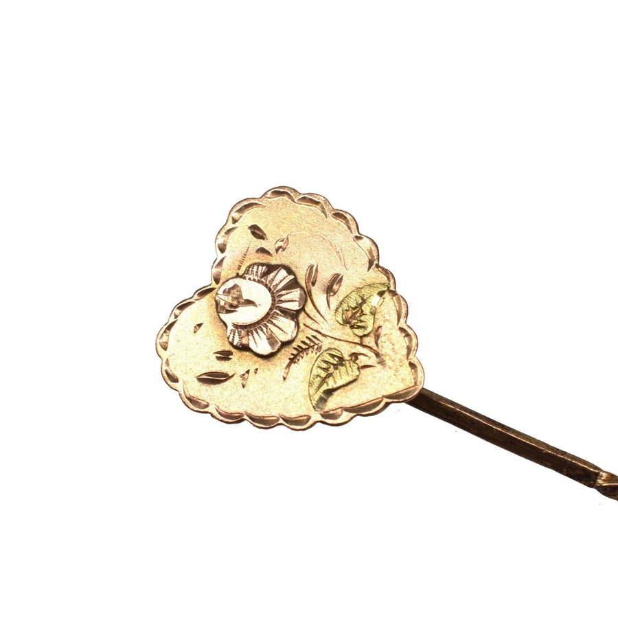 Viktorianische Krawattennadel aus 9-karätigem Gold in Herzform mit einem detaillierten Rosenmotiv, das die exquisite Handwerkskunst hervorhebt.