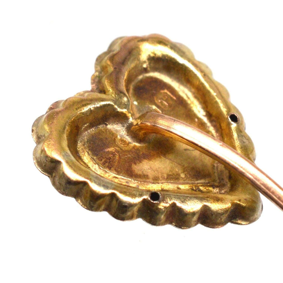 Nahaufnahme einer viktorianischen Krawattennadel aus 9-karätigem Gold mit kompliziertem zweifarbigem Gold-Overlay und Punzierungen.