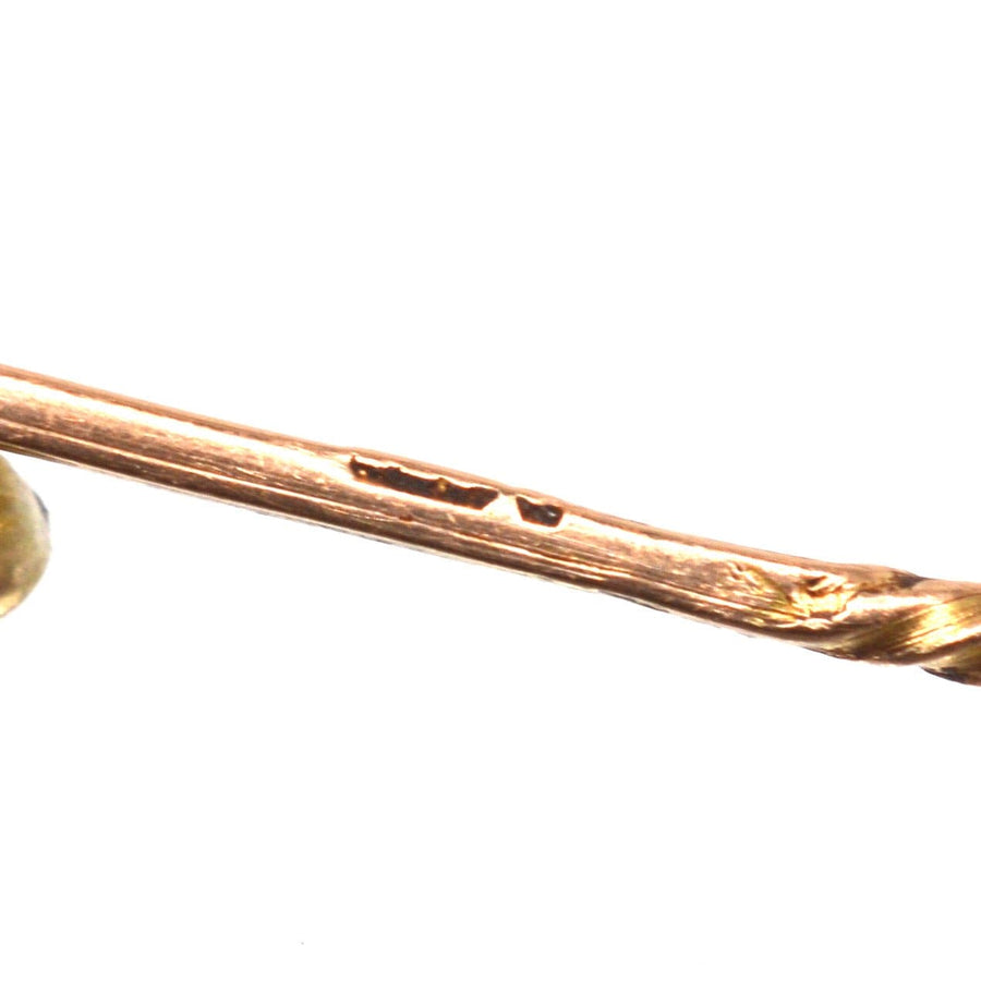 Nahaufnahme einer viktorianischen Krawattennadel aus 9-karätigem Gold mit Punzierung und kompliziertem, gedrehtem Design.