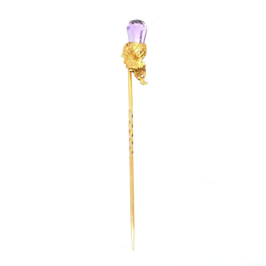 Viktorianische schottische Krawattennadel aus 18 Karat Gold mit Amethyst im Briolettschliff und Distelmotiv, ideal für Bräutigame oder Sammler von antikem Schmuck.