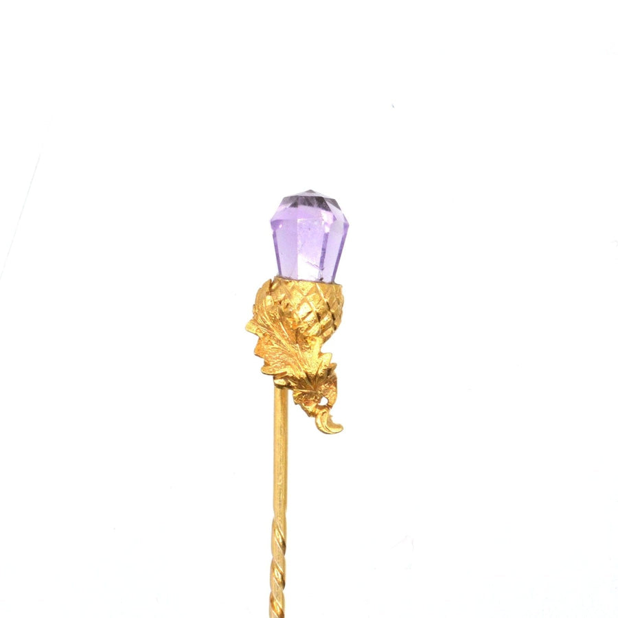Viktorianische Krawattennadel aus 18 Karat Gold mit Amethyst-Distel-Motiv, perfekt für Hochzeiten oder antike Schmucksammlungen.