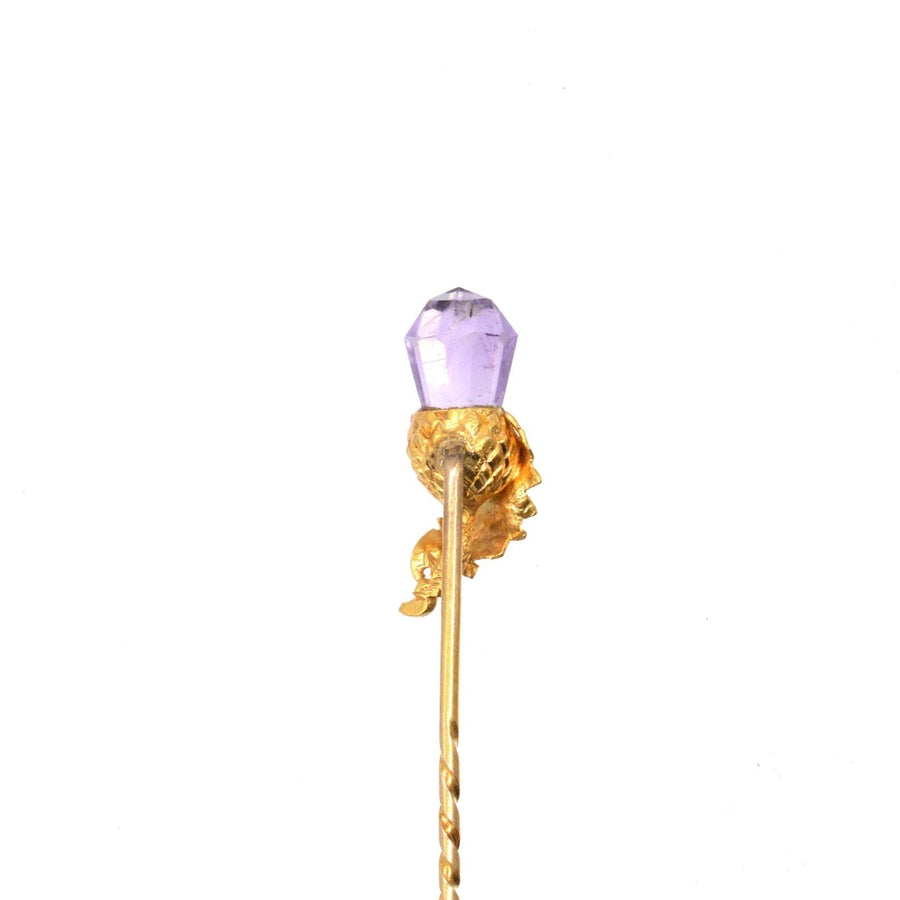 Viktorianische Krawattennadel aus 18 Karat Gold mit einem Amethyst im Briolettschliff und einem komplizierten Eichel- und Blattmuster.
