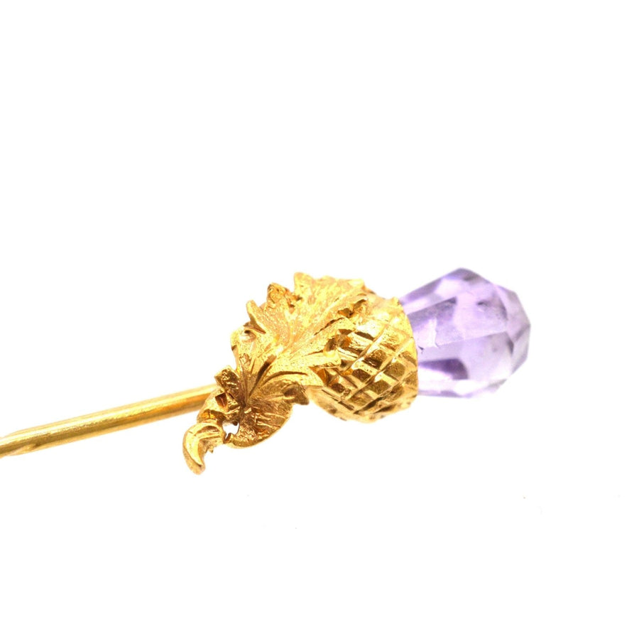 Viktorianische schottische Krawattennadel aus 18 Karat Gold mit Amethyst im Briolettschliff und Blattmuster, ein einzigartiges Accessoire für antike Sammlungen.