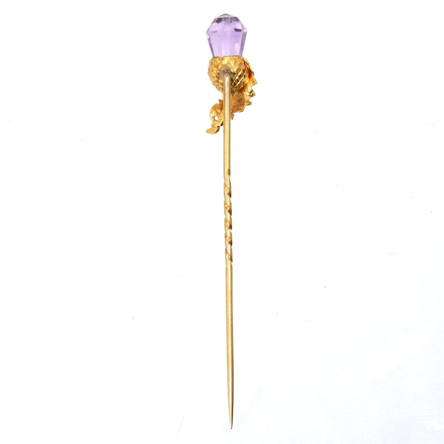 Viktorianische Krawattennadel aus 18 Karat Gold mit einem Amethyst im Briolettschliff und einem dekorativen Eichel- und Blattmuster.