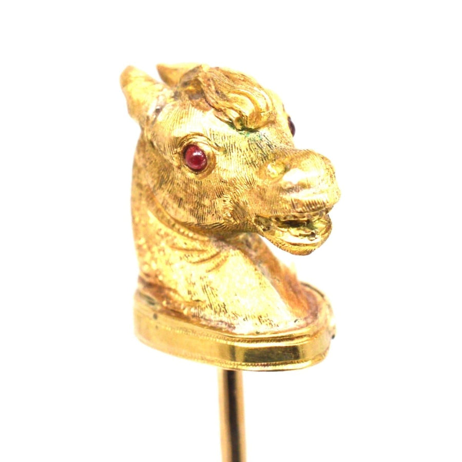 Viktorianische schottische Krawattennadel aus 18 Karat Gold mit Pferdekopf, Rubinaugen und Strumpfbanddetail.