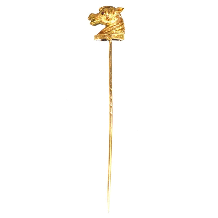 Viktorianische schottische Krawattennadel aus 18 Karat Gold mit Pferdekopf, detailliertem Design und Rubinaugen, ideal für elegante Seidenkrawatten.
