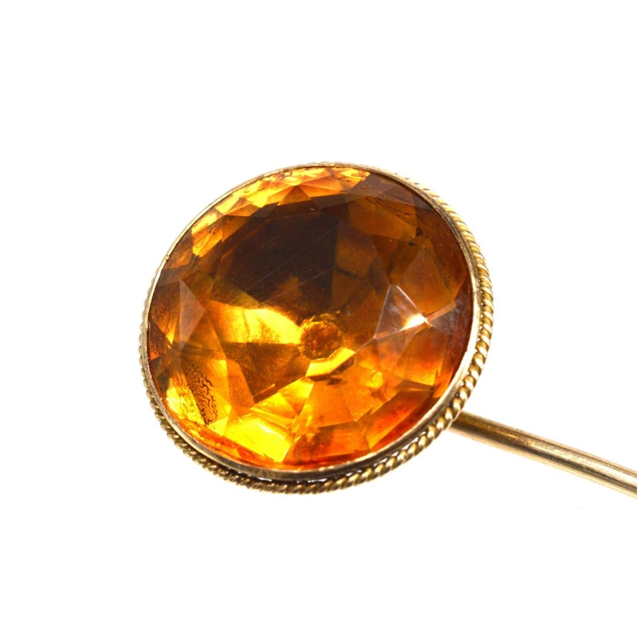 Nahaufnahme einer viktorianischen Krawattennadel aus 9 Karat Gold mit einem großen facettierten Cairngorm-Citrin-Edelstein, um 1870.
