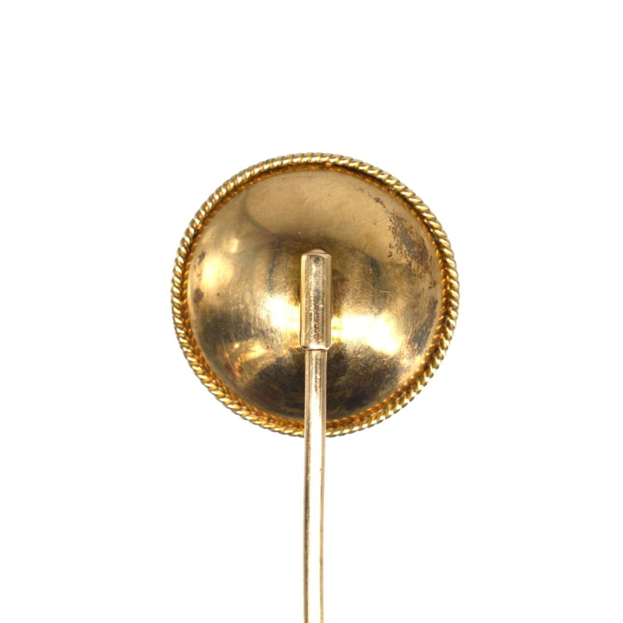 Rückansicht einer viktorianischen Krawattennadel aus 9-karätigem Gold mit einem Seilranddetail, um 1870.