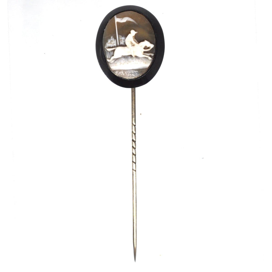 Viktorianische Krawattennadel mit Muschelkamee und Whitby Jet, die ein Pferd und einen Reiter im Galopp zeigt.