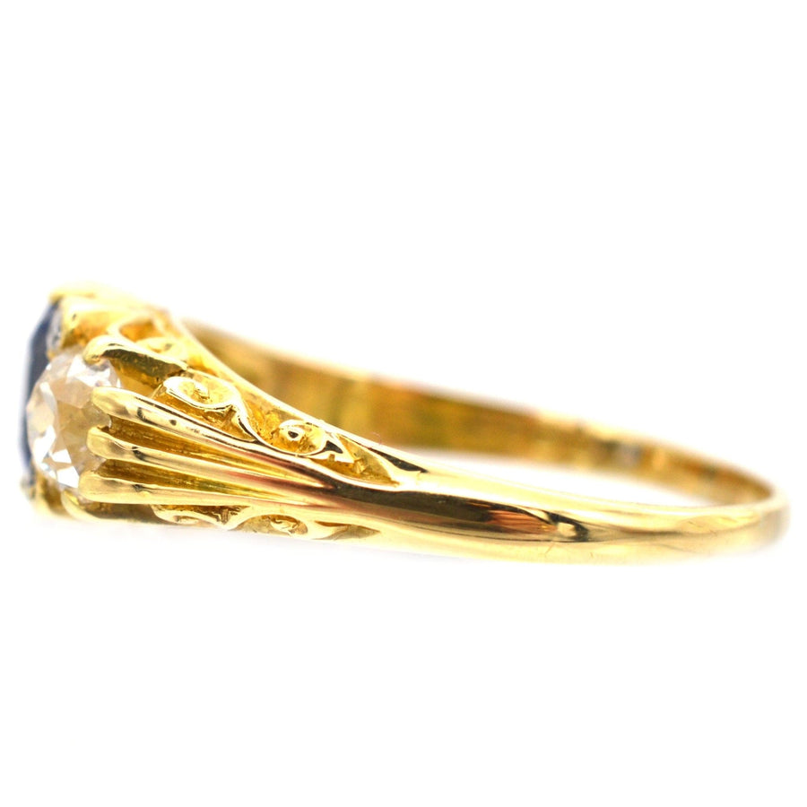 Ring aus 18 Karat Gold im viktorianischen Stil mit geschnitzten Details, kornblumenblauen Saphiren und Diamanten.