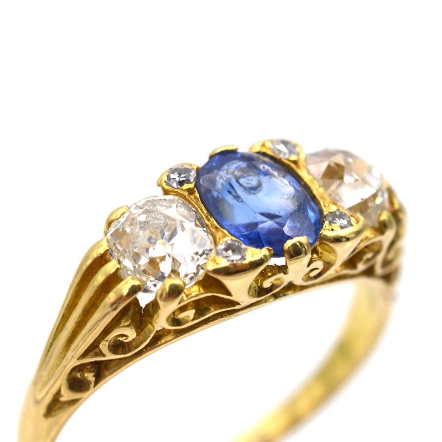 Dreistein-Ring aus 18-karätigem Gold mit Saphiren und Diamanten, mit geschnitzten Details, mit kornblumenblauem Saphir.