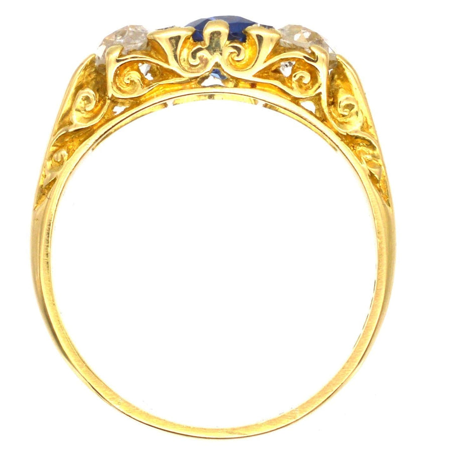 Ring aus 18 Karat Gold mit drei Saphiren und Diamanten im viktorianischen Stil mit eleganten geschnitzten Schnecken-Details.