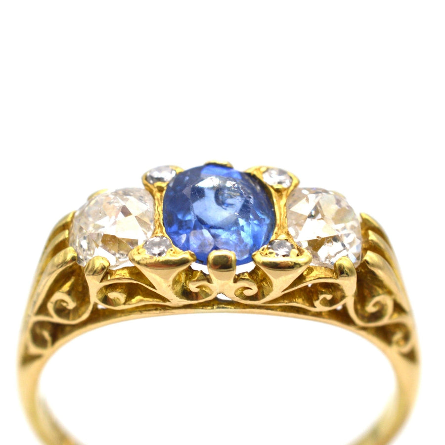 Ring aus 18-karätigem Gold im viktorianischen Stil der 1960er Jahre mit kornblumenblauem Saphir und Diamanten im Altminenschliff mit geschnitzten Details.