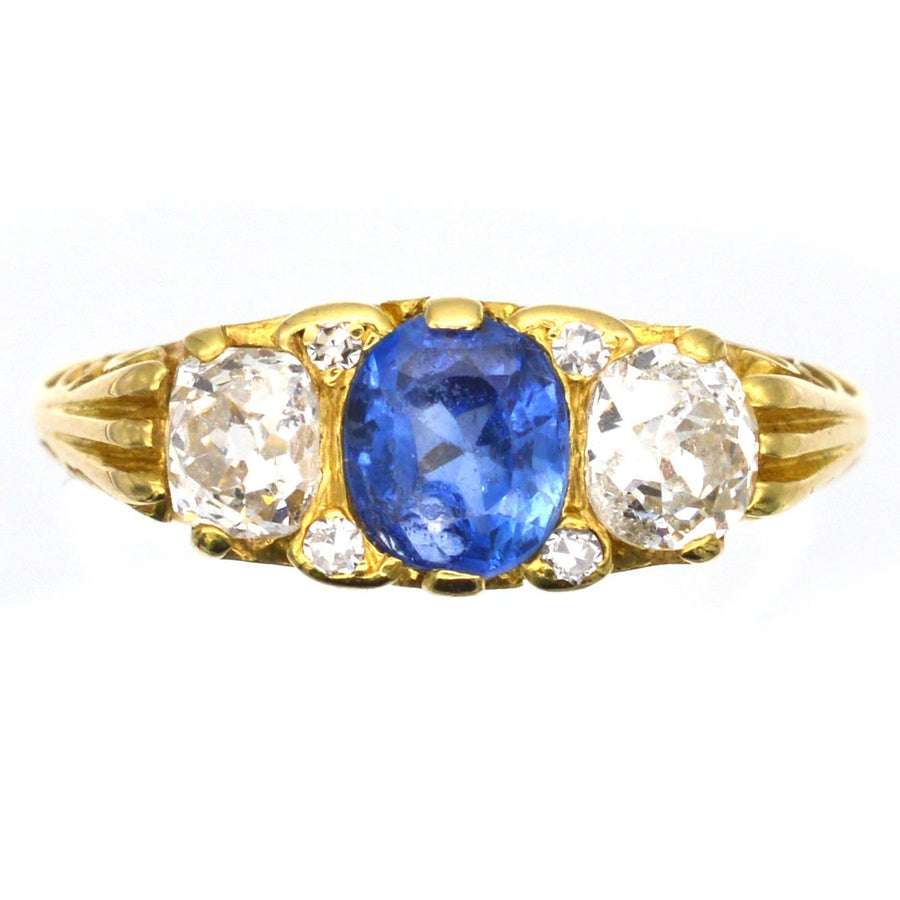 Dreistein-Ring aus 18-karätigem Gold im viktorianischen Stil der 1960er Jahre mit Saphiren und Diamanten und geschnitzten Details.