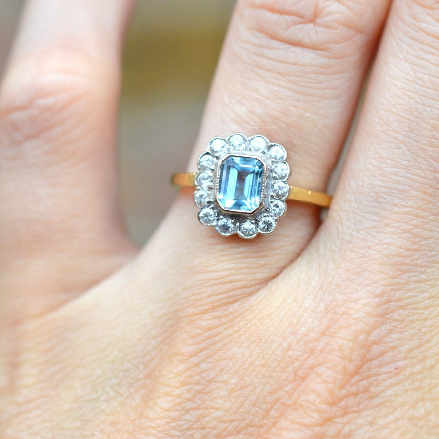 Vintage 18ct Gold Aquamarin und Diamant-Cluster-Ring auf eine Hand präsentiert.