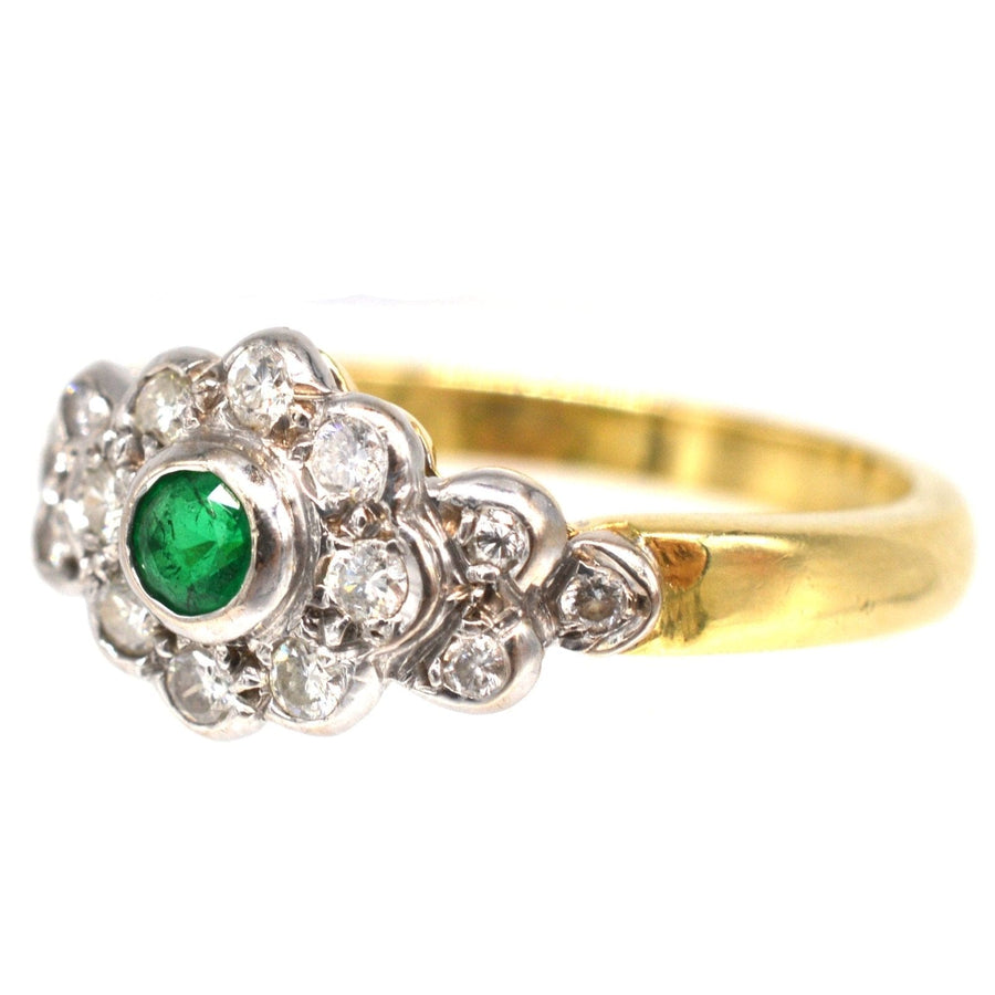 Vintage 18ct Gold Smaragd und Diamant-Cluster-Ring mit funkelnden Diamanten und satte grüne Mitte Edelstein.