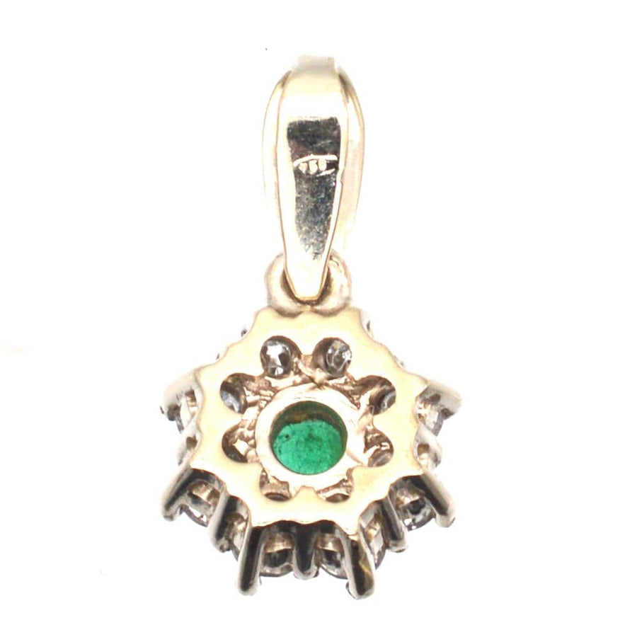 Vintage-Anhänger aus 18 Karat Weißgold mit einem Smaragd in der Mitte, umgeben von Diamanten, ideal für jede Schmucksammlung.