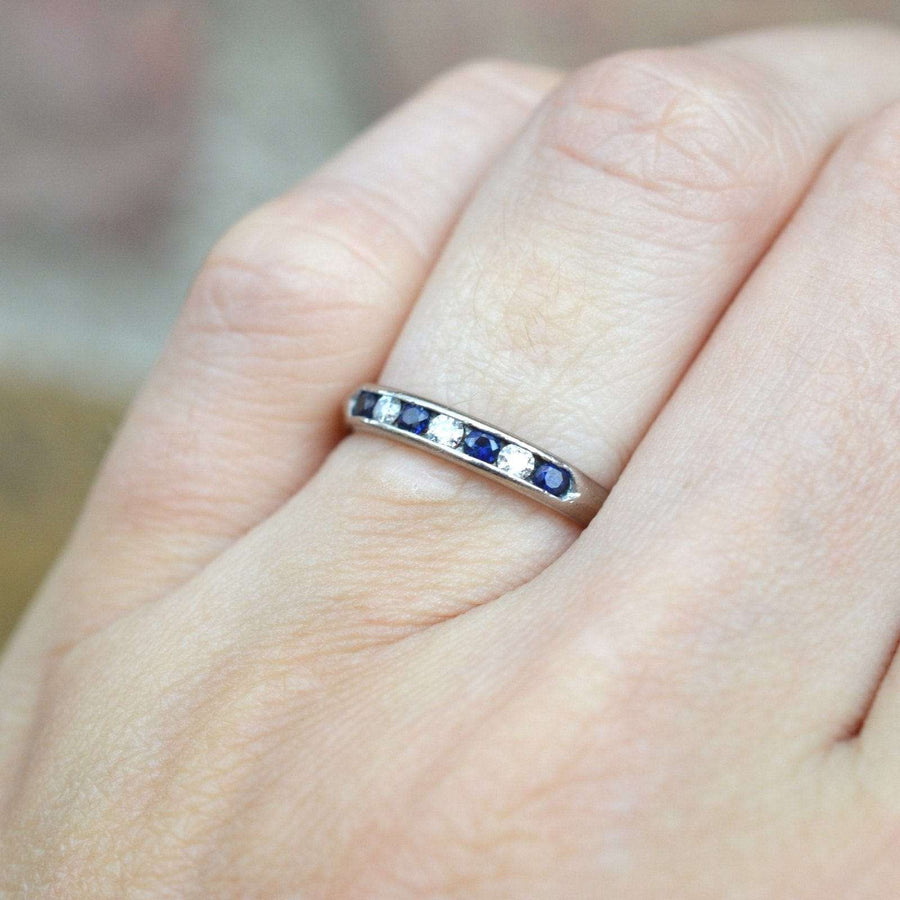 Halber Ewigkeitsring aus 18 Karat Weißgold mit Saphiren und Diamanten aus den 1960er- und 1970er-Jahren.