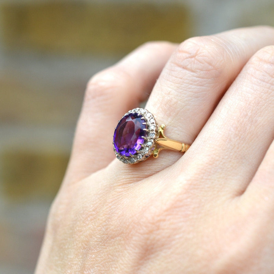Vintage-Ring aus 18-karätigem Gold der 1970er Jahre mit einem königlichen violetten Amethyst- und Diamantcluster, der elegant an einer Hand getragen wird.