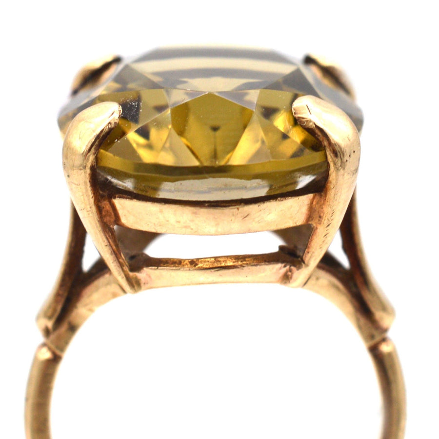 Vintage-Cocktailring aus 9-karätigem Gold mit Rauchquarz und einem großen facettierten Stein, der den einzigartigen Stil der 1970er Jahre unterstreicht.