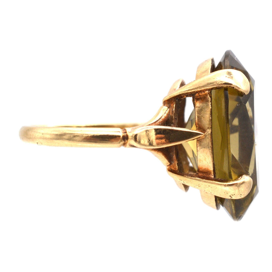 Cocktailring aus 9-karätigem Gold mit Rauchquarz aus dem Jahr 1971, der durch sein auffälliges Design und den markanten Stein besticht.