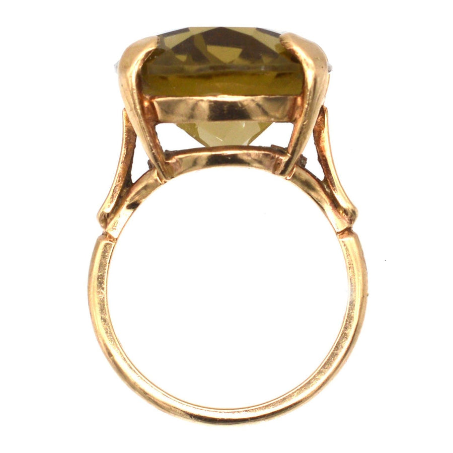 Vintage-Ring aus 9-karätigem Gold mit einem großen Rauchquarz-Edelstein, der ein kompliziertes Design und die Eleganz der 1970er Jahre ausstrahlt.