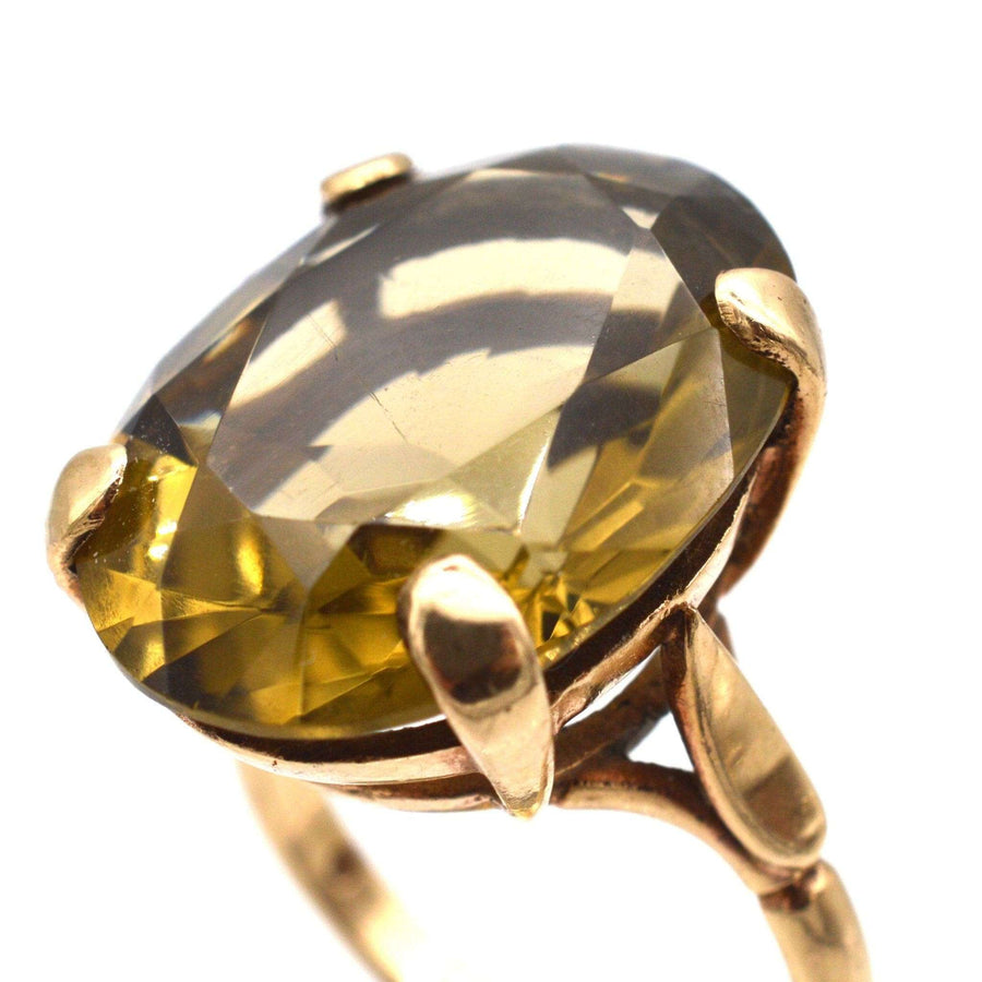 Vintage-Cocktailring aus 9 Karat Gold mit großem Rauchquarz-Edelstein im einzigartigen Design der 1970er Jahre.