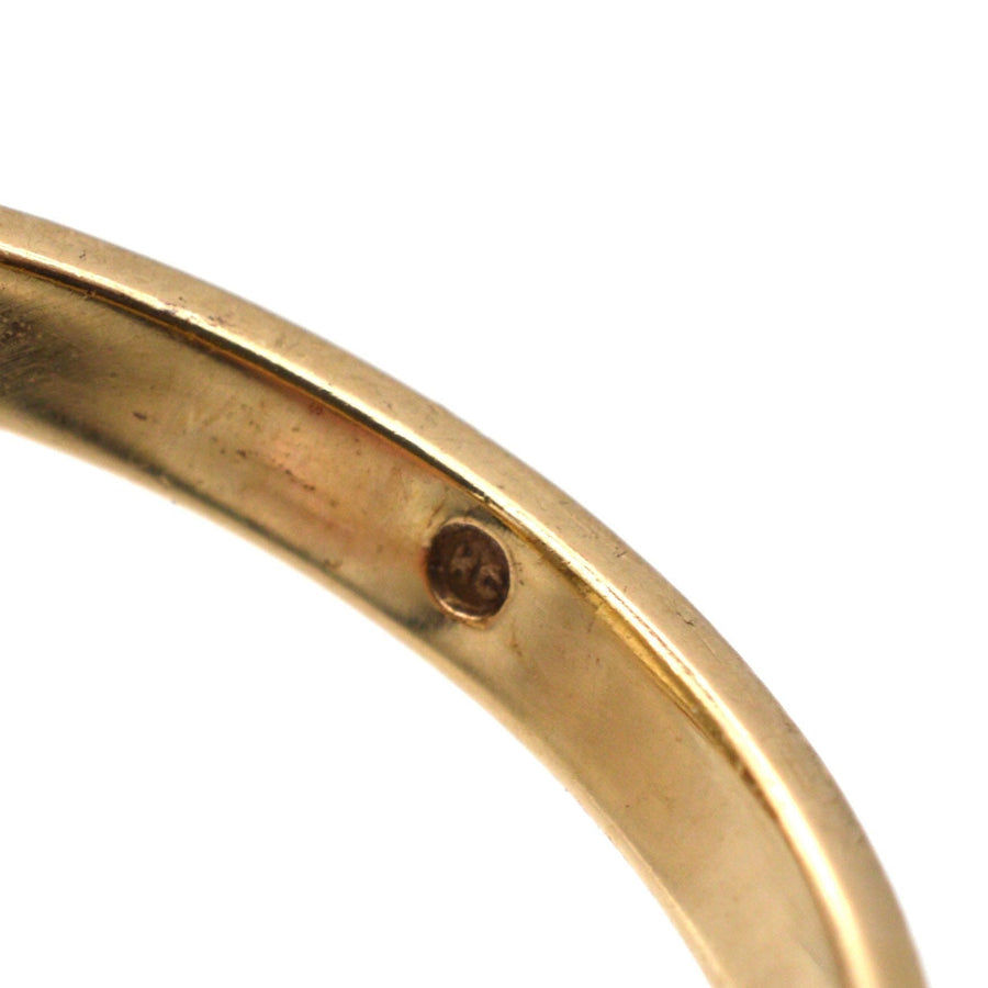Nahaufnahme des Innenrings eines Vintage-Rings aus 9 Karat Gold mit Echtheitsstempel.
