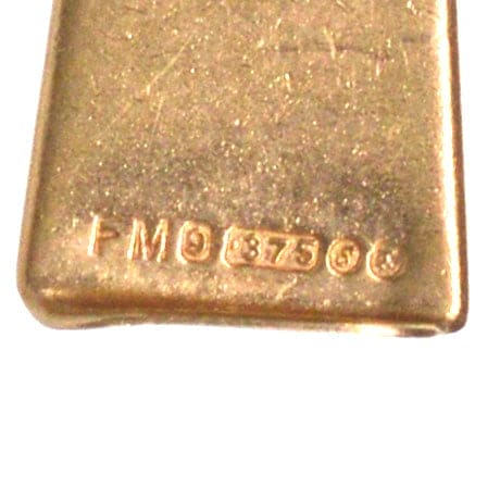 Nahaufnahme einer alten Goldpunze auf einem Pfeifenanhänger aus 9 Karat Gold aus dem Jahr 1973.