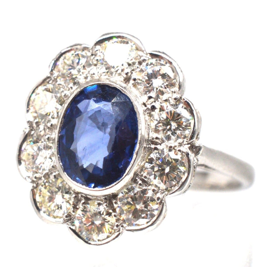 Vintage Platin Saphir und Diamant-Cluster-Ring mit einem 1 Karat Saphir und 1,2 Karat Diamanten in einer gewellten Fassung.